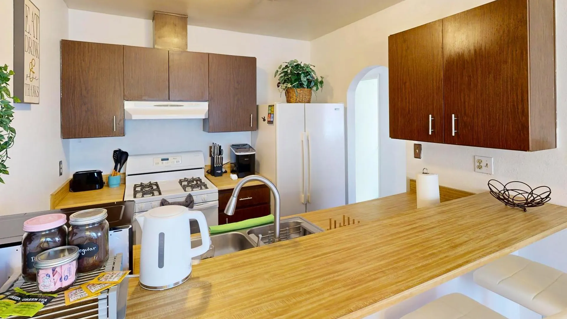 Stylish 2-Bedroom Las Vegas Getaway With Amenities