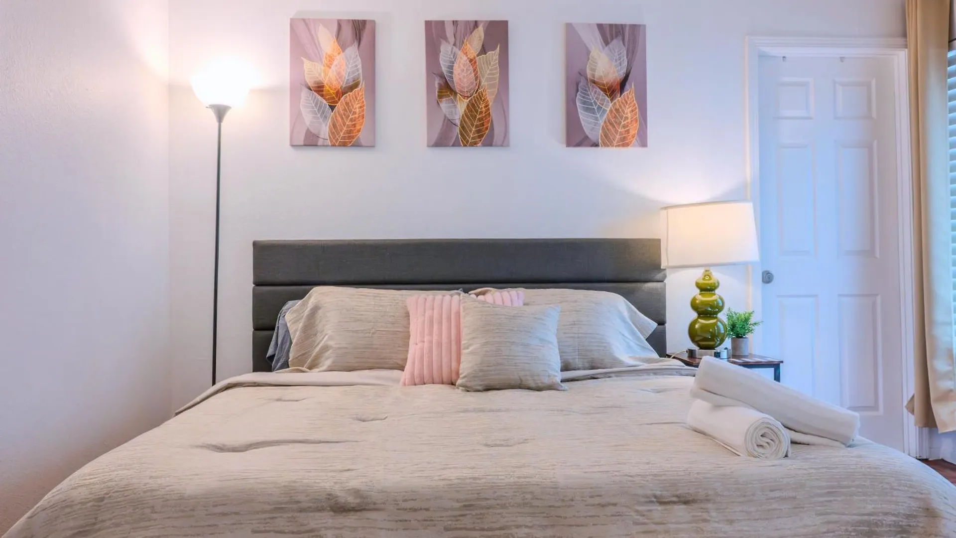 Stylish 2-Bedroom Las Vegas Getaway With Amenities 0*,